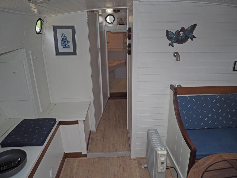 Saloon, Accommodation